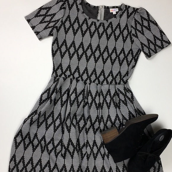 LuLaRoe Dresses & Skirts - Lularoe Amelia dress